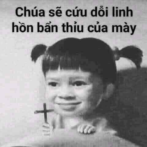 Meme ⚡ Bé gái cầm thánh giá nói chúa sẽ cứu rỗi linh hồn bẩn thỉu của mày