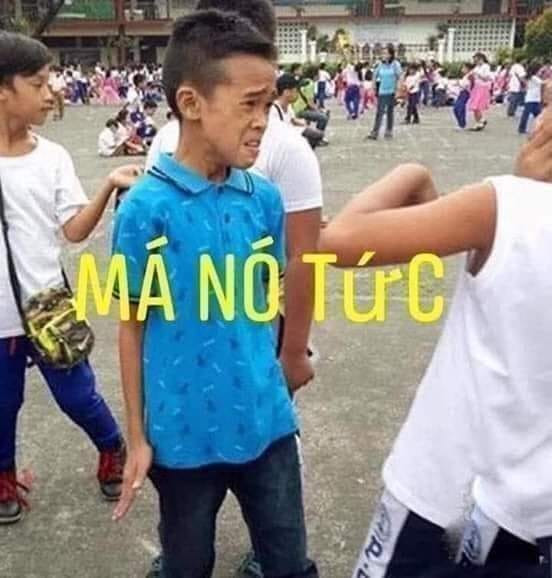 Meme ⚡ Má nó tức – Cậu bé áo xanh gồng mình muốn tát bạn