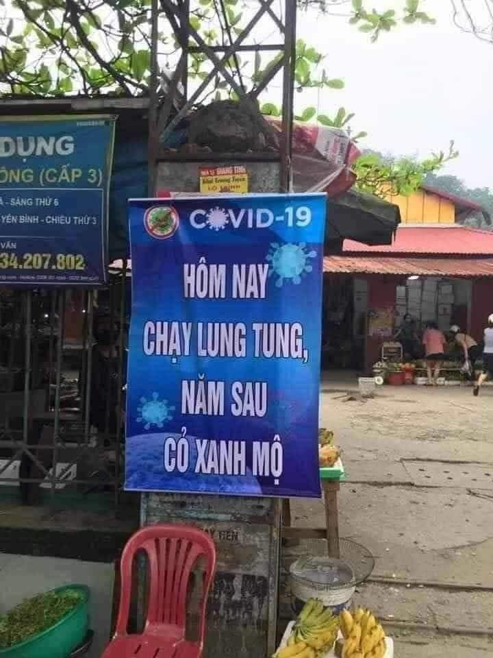 Meme ⚡ Băng rôn khẩu hiệu: hôm nay chạy lung tung, năm sau cỏ xanh mộ