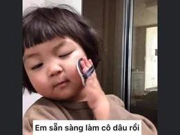 Meme ⚡ Bé gái trang điểm nói em sẵn sàng làm cô dâu rồi