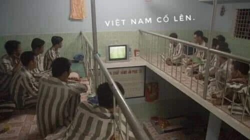 Meme ⚡ Các tù nhân xem bóng đá nói Việt Nam cố lên