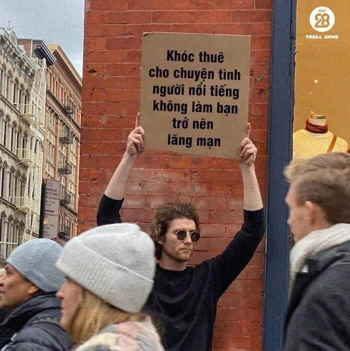 Meme ⚡ Cầm bảng: khóc thuê cho chuyện tình người nổi tiếng không làm bạn trở nên lãng mạn