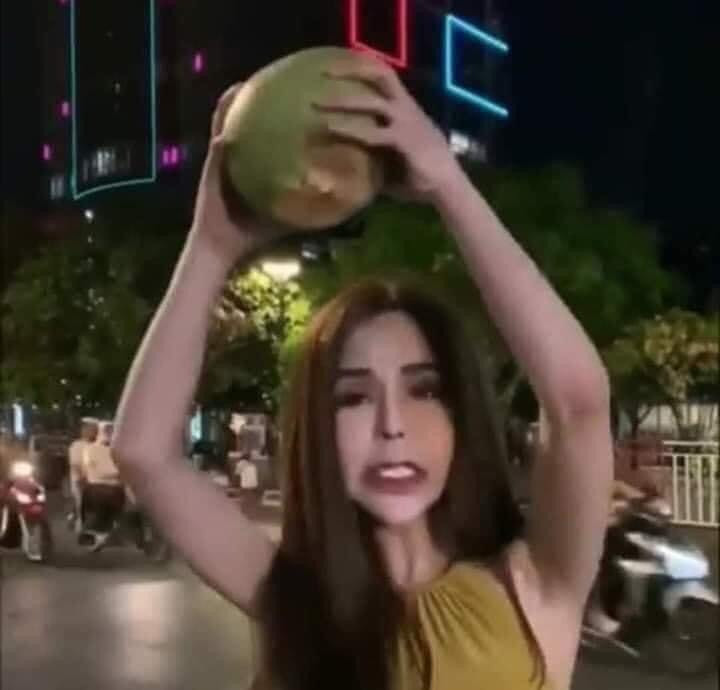 Meme ⚡ Cẩm Lan Sục (Linda) cầm quả dừa ném