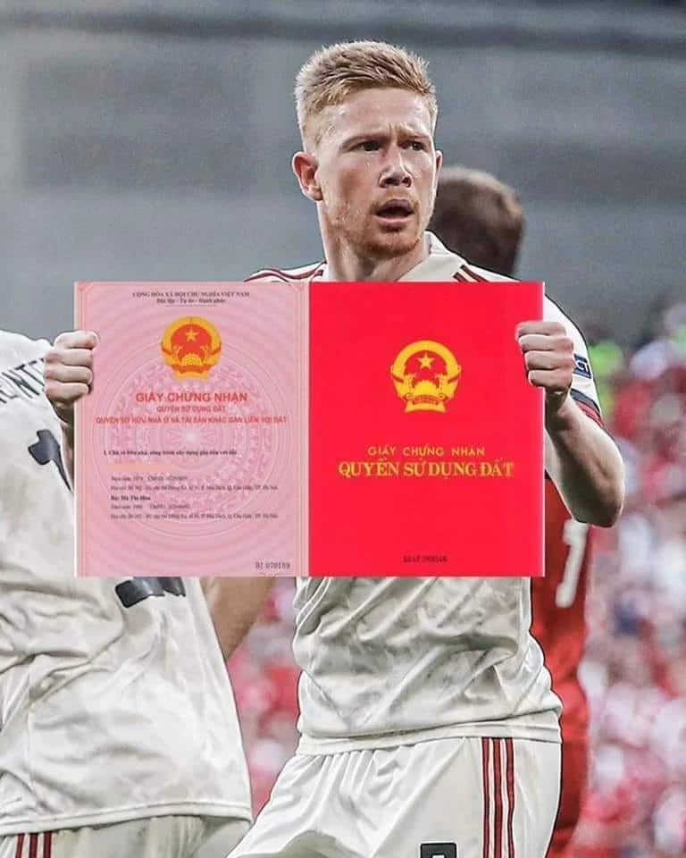 Meme ⚡ Cầu thủ bóng đá Kevin De Bruyne cầm sổ đỏ về cho anh em