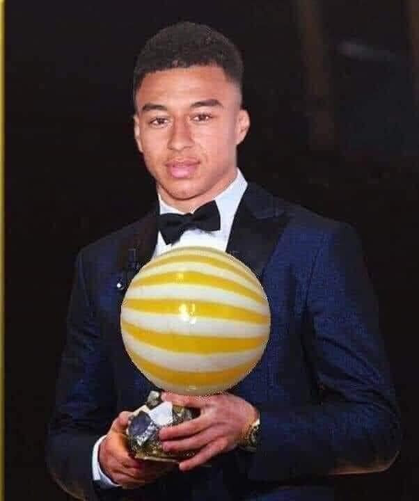 Meme ⚡ Cầu thủ Lingard của MU cầm quả bóng nhựa vàng