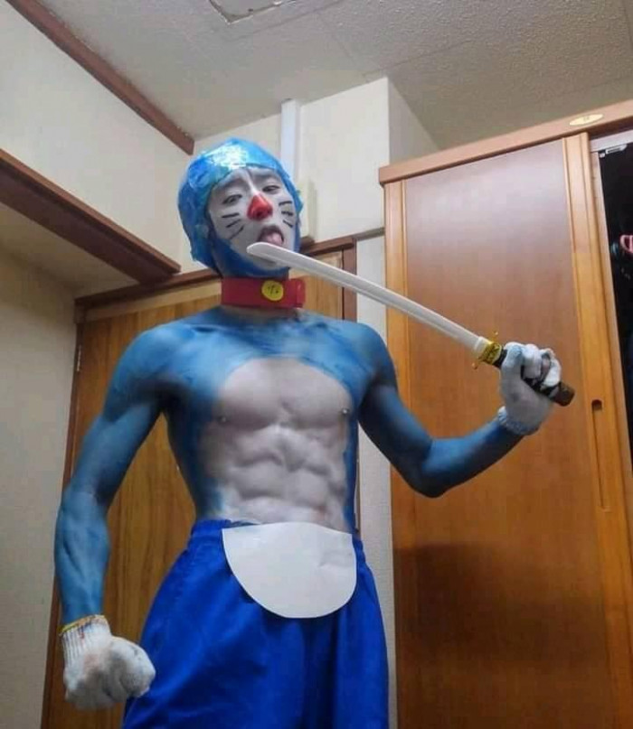 Meme ⚡ Cosplay Doraemon sáu múi liếm dao