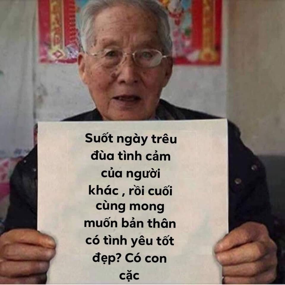 Meme ⚡ Cụ ông cầm tờ giấy: suốt ngày trêu đùa tình cảm của người khác