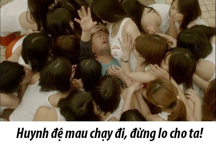 Meme ⚡ Huynh đệ mau chạy đi, đừng lo cho ta – Chàng trai bao quanh bởi rất nhiều cô gái