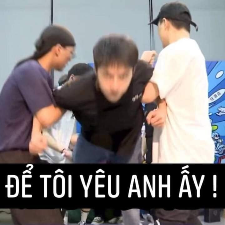 Meme ⚡ Để tôi yêu anh ấy – anh áo đen bị cản vẫn lao đến