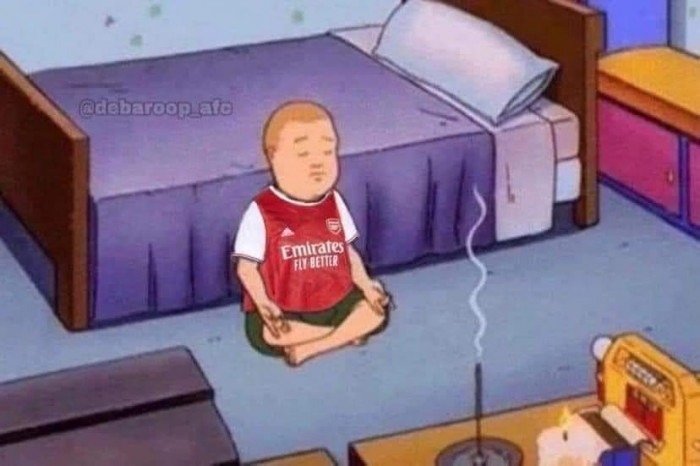 Meme ⚡ Fan Arsenal thắp hương ngồi thiền