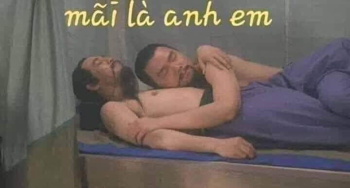 Meme ⚡ Hai người đàn ông ôm nhau trên giường nói mãi là anh em