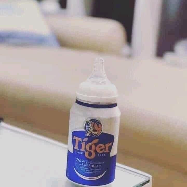 Meme ⚡ Hình ảnh lon bia tiger có núm ti trên nắp