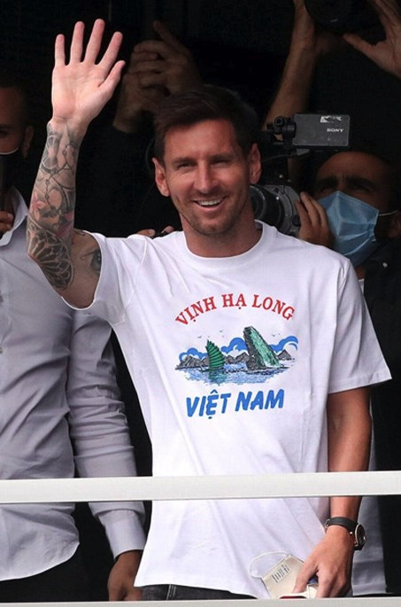 Meme ⚡ Messi mặc áo Vịnh Hạ Long Việt Nam vẫy tay chào