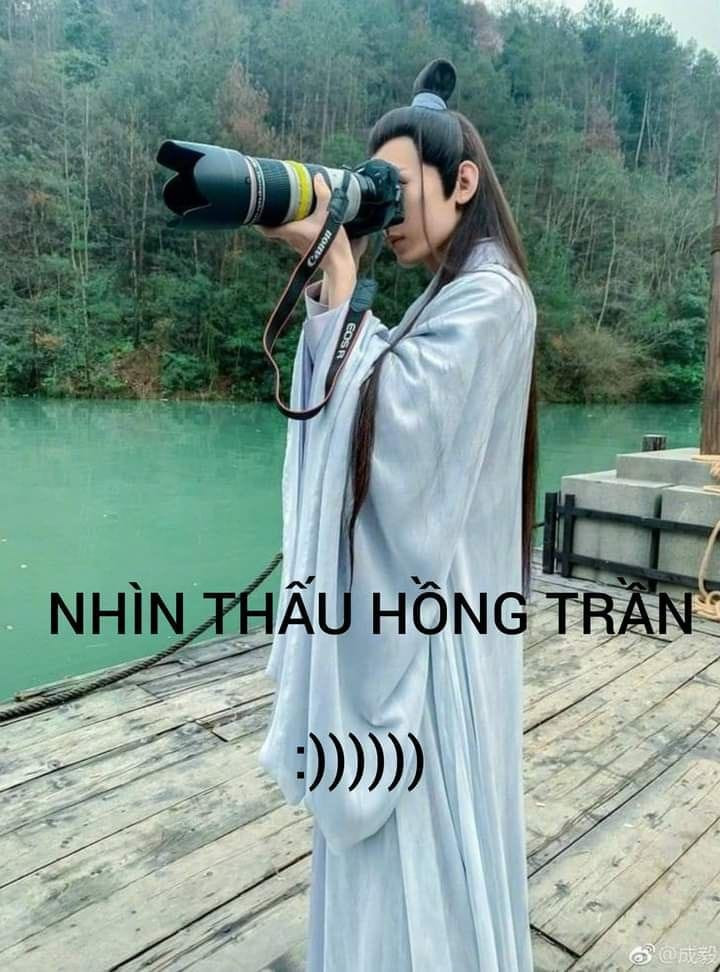 Meme ⚡ Nhân vật kiếm hiệp cầm máy chụp ảnh nhìn thấu hồng trần