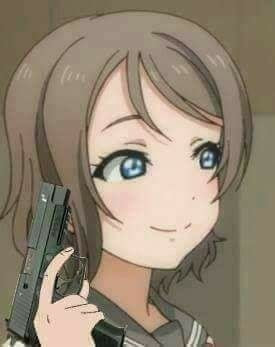 Meme ⚡ Nhân vật nữ anime cầm súng cười hiền hậu