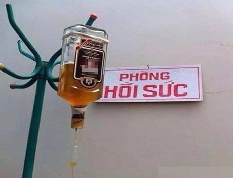 Meme ⚡ Phòng hồi sức có truyền nước biển là chai rượu ngoại