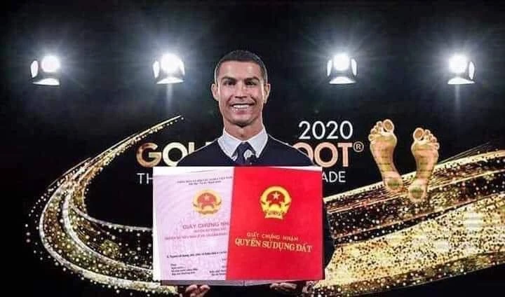 Meme ⚡ Ronaldo cầm sổ đỏ cười tự tin