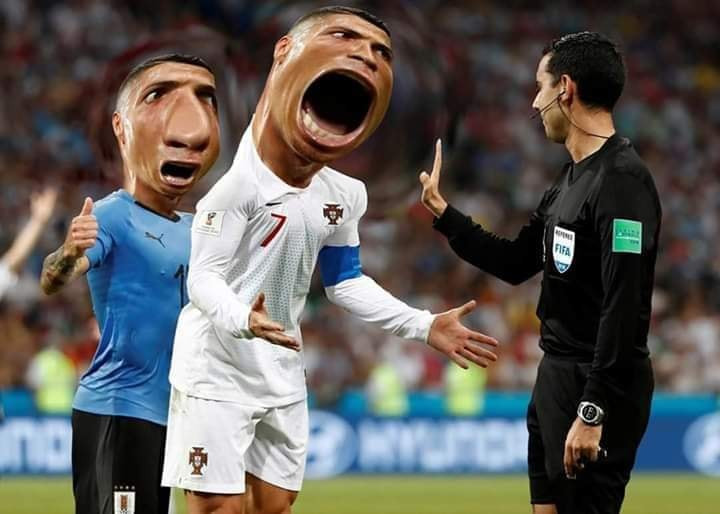 Meme ⚡ Ronaldo há to mồm đòi penalty