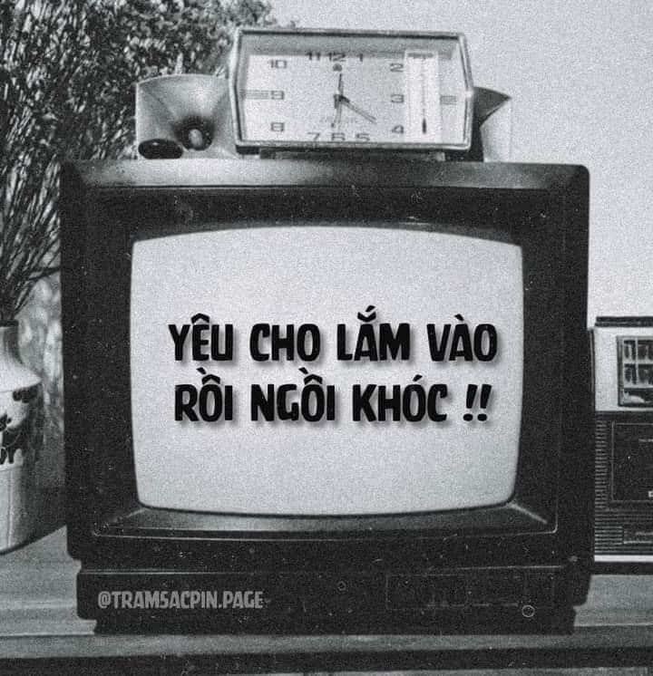 Meme ⚡ TV trắng đen hiện chữ yêu cho lắm vào rồi ngồi khóc