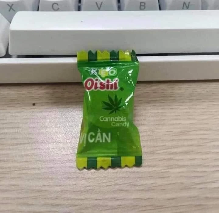 Meme ⚡ Viên kẹo Oishi màu xanh lá có vị cần