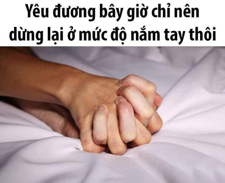 Meme ⚡ Yêu đương bây giờ chỉ nên dừng lại ở mức độ nắm tay thôi – ảnh trai gái nắm tay trên giường